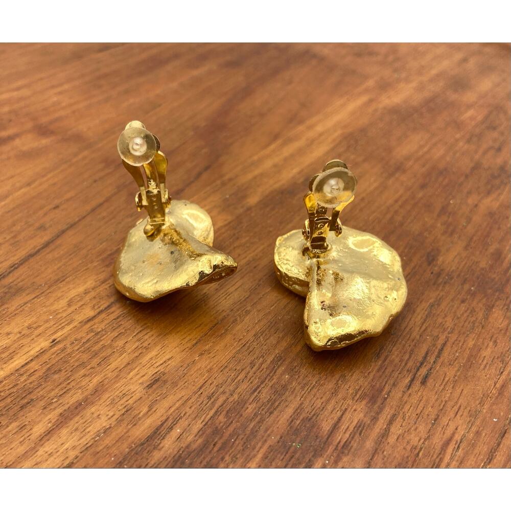Vintage Sculptural Clip On Earrings Gold Tone Abstract Ribbon Faux Pearl Accents - Picture 9 of 13